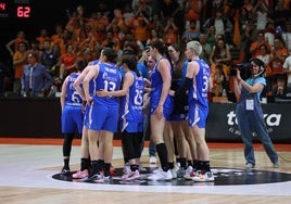 Las jugadoras del Perfumerías Avenida se despiden sobre el parquet de la Fonteta.