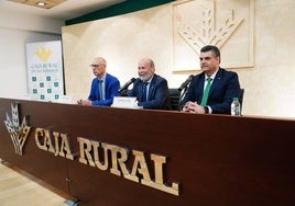 Casimiro Martín, Ernesto Moronta y José Ignacio Juez durante la presentación del nuevo director general de Caja Rural de Salamanca.