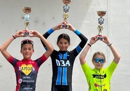 Daida García, en el centro del podio, y a la derecha Maia Dueñas.