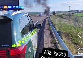 La Guardia Civil auxilia a un vehículo en llamas en plena autovía A-62