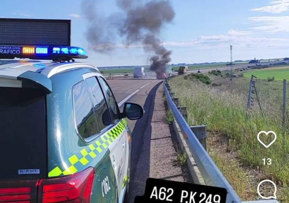 La Guardia Civil auxilia a un vehículo en llamas en plena autovía A-62