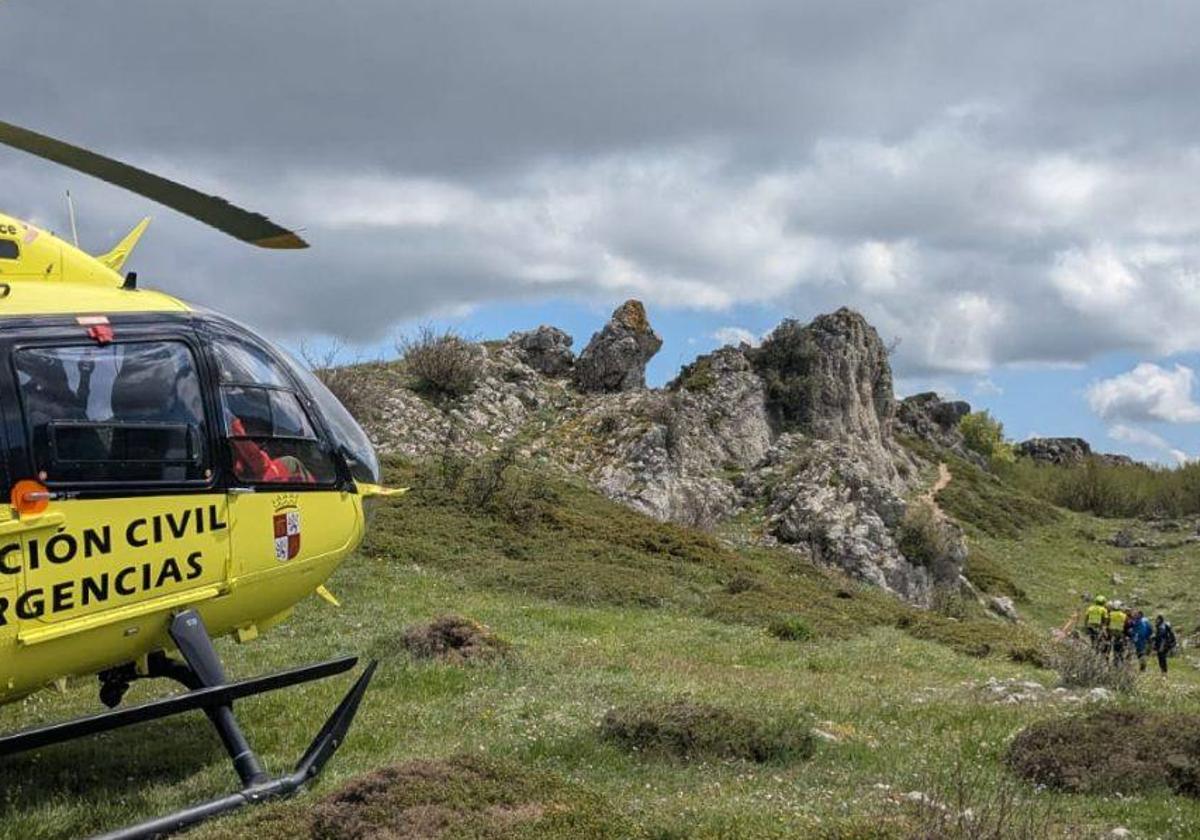 Auxiliada en helicóptero una mujer atrapada tras sufrir una caída de 10 metros en la Sierra de Oña