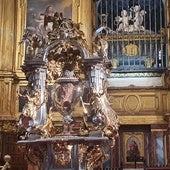 El relicario con el corazón de Santa Teresa de Jesús ante el sepulcro de la Santa en el altar mayor de la Basílica de la Anunciación.