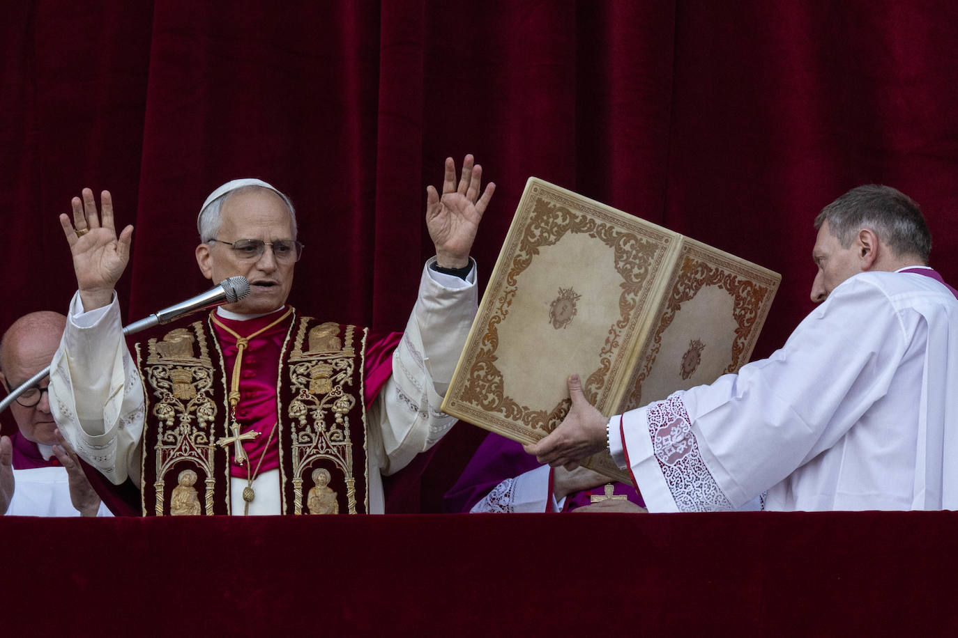 Las primeras imágenes de León XIV como papa