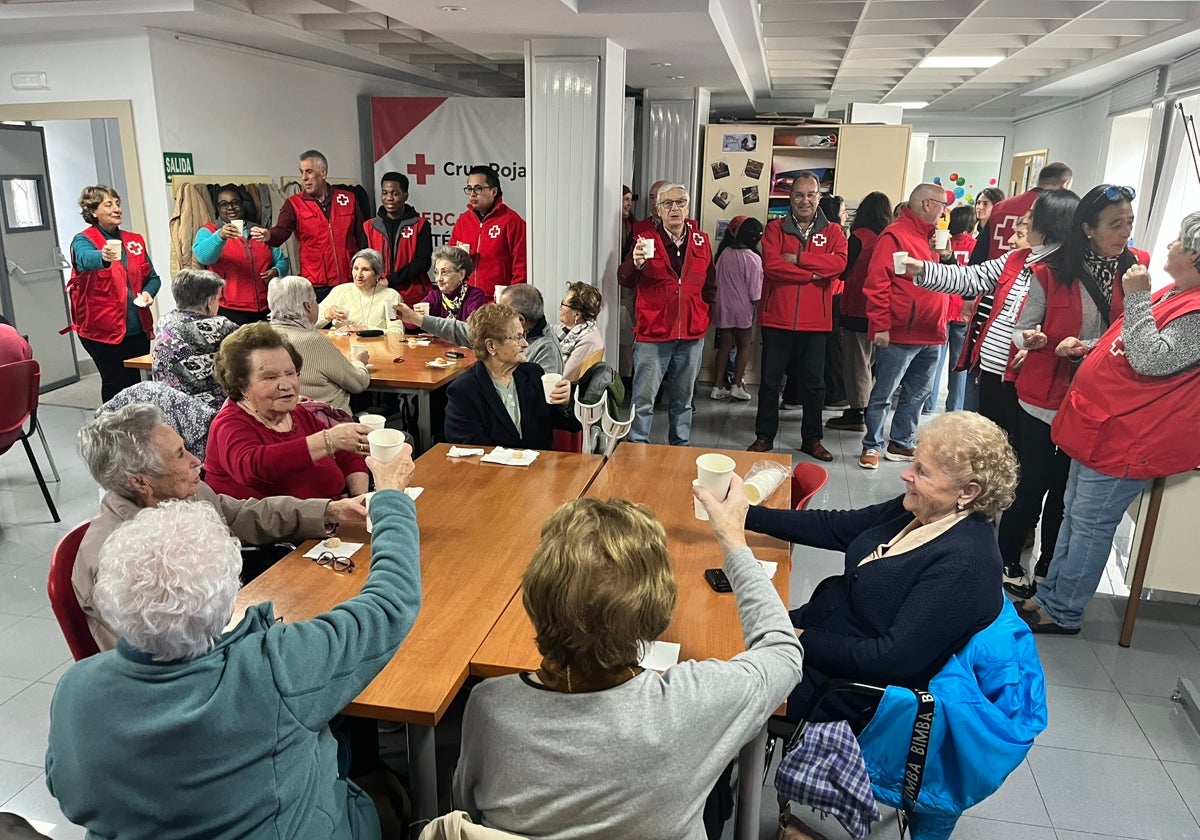 Béjar celebra el día de la Cruz Roja con una merienda para mayores y pequeños