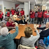 Imagen de los mayores brindando por la labor social de Cruz Roja en su día.