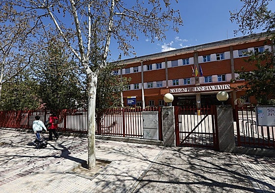 Acceso al colegio San Mateo de la capital.