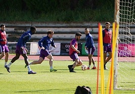 Cristeto persigue a Diego Benito en uno de los últimos entrenamientos de la temporada.
