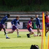 Cristeto persigue a Diego Benito en uno de los últimos entrenamientos de la temporada.