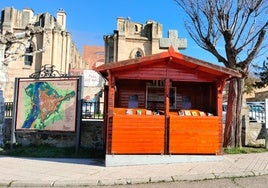 Caseta informativa en la plaza del Peregrino.