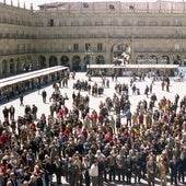 Concetranción silenciosa para repudiar la barbarie terrorista de ETA convocada en la Plaza Mayor de Salamanca en el año 2000.