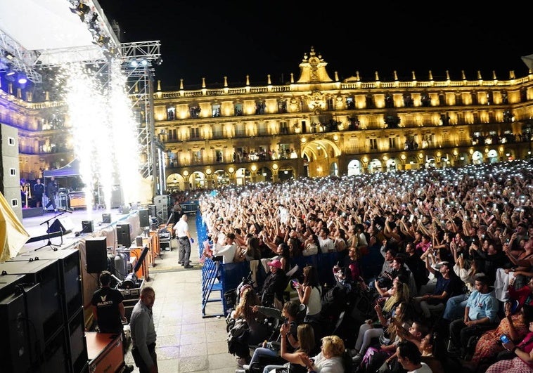 Público frente al escenario de Ferias de la Plaza el año pasado.