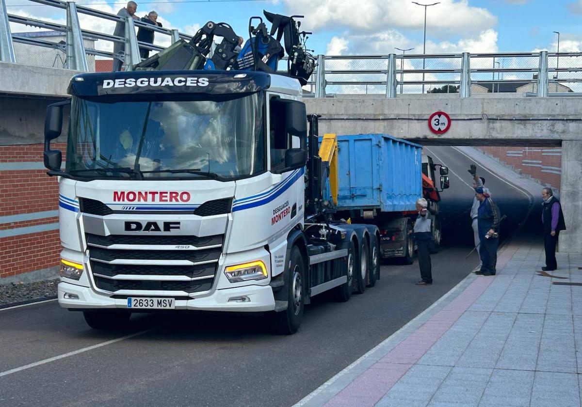 Un camión grúa se queda atascado en el túnel de acceso a Gomecello