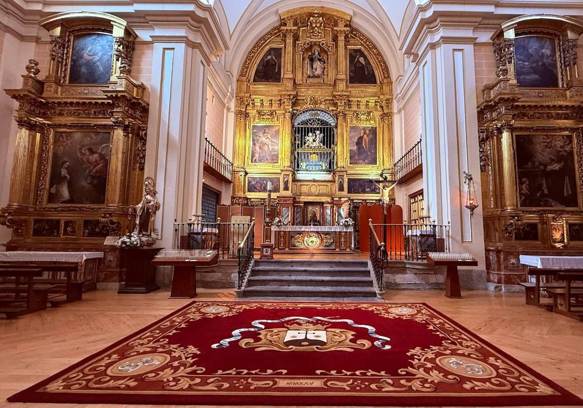 Imagen principal - ALFOMBRA DE 25 METROS.  La urna de plata con el cuerpo de Santa Teresa de Jesús estará sobre una alfombra de 25 metros cuadrados y 90 kilos de peso que se ha diseñado y elaborado artesanalmente en Sevilla. La pieza está confeccionada con una técnica de inyección de lana sobre una base tejida, que se conoce como tufting manual.  MANO CUSTODIADA POR FRANCO.  Uno de los primeros pasos fue la exposición de la reliquia de la mano incorrupta de la patrona de la villa llegada desde la localidad malagueña de Ronda.  RECUERDOS CONMEMORATIVOS.  Desde el Carmelo, han sacado a la venta recuerdos inéditos sobre la veneración como el rostro de la Santa plasmado en una moneda bañada en bronce, pulseras o llaveros, entre otros artículos.