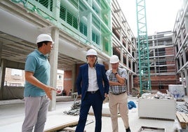 El concejal de Fomento, Fernando Carabias, en una de las visitas a las obras del edificio de viviendas de convivencia.