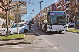 Uno de los autobuses metropolitanos de Santa Marta de Tormes en la travesía del municipio.
