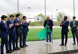 Imagen de la inauguración del campo de fútbol.