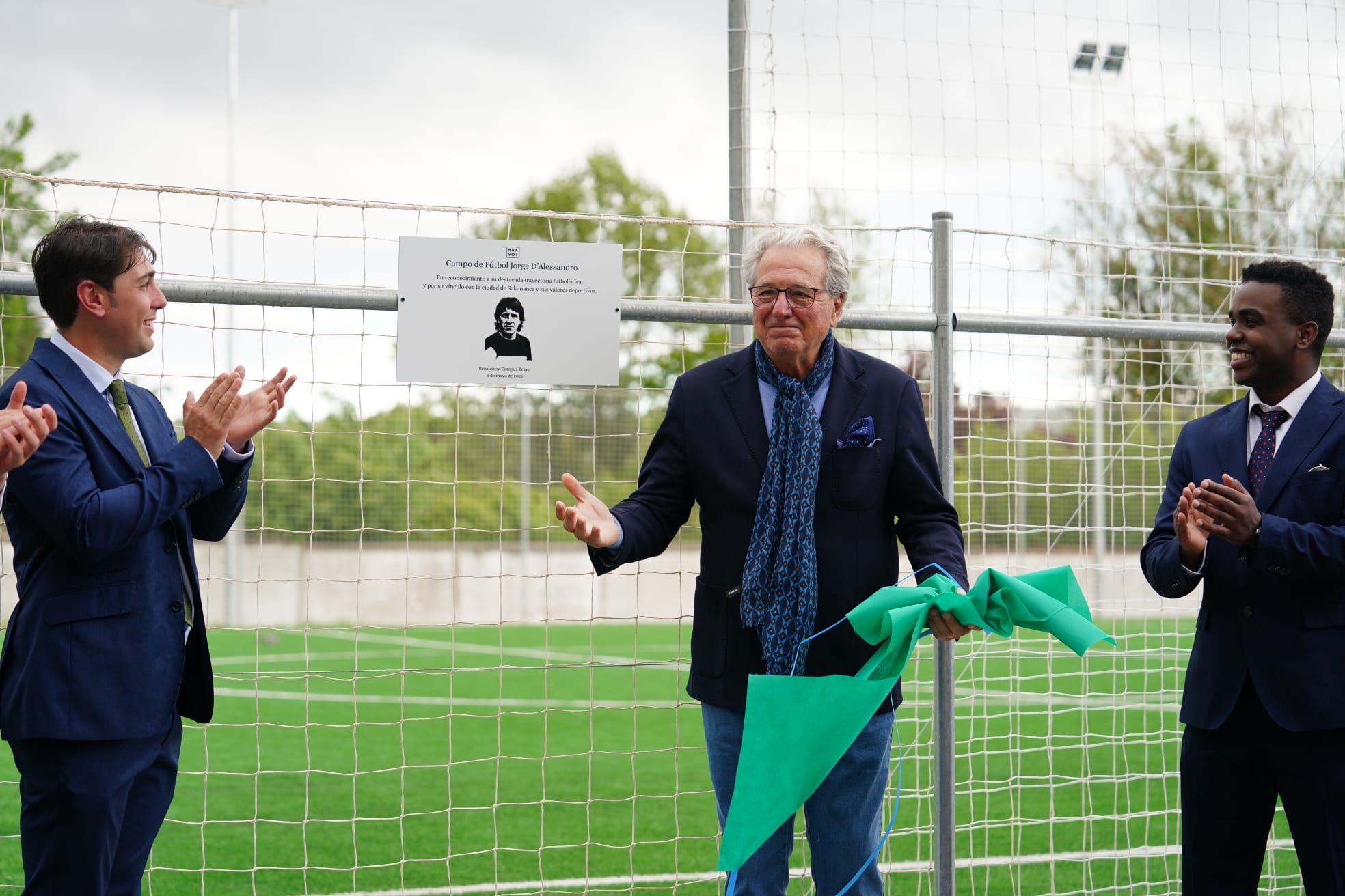 Imagen secundaria 1 - Un campo de fútbol para homenajear a un entrenador salvador: «Los mejores momentos de mi vida los he vivido en Salamanca»