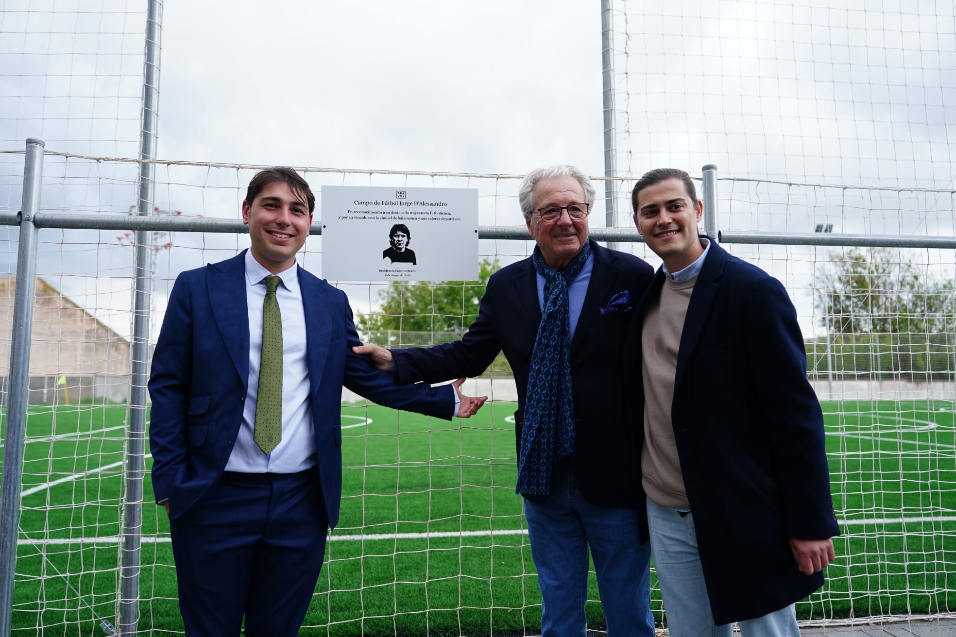 Imagen secundaria 2 - Un campo de fútbol para homenajear a un entrenador salvador: «Los mejores momentos de mi vida los he vivido en Salamanca»