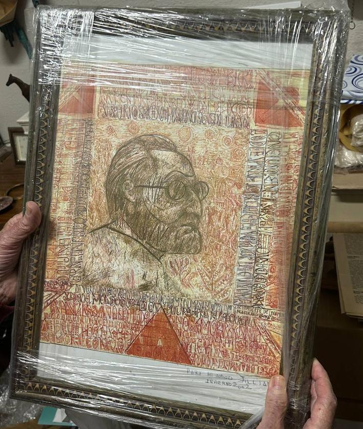 Imagen secundaria 2 - Julián Martín muestra los tesoros de su trastienda.