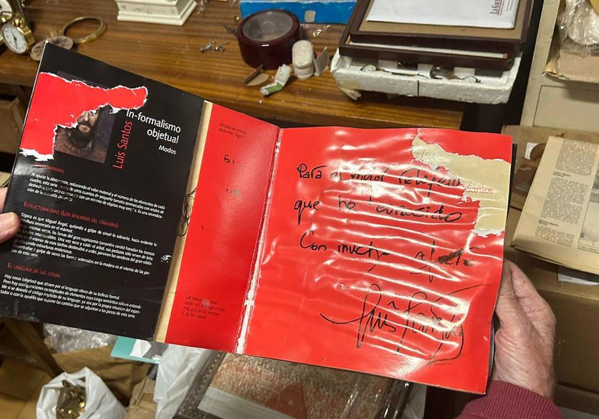 Imagen principal - Julián Martín muestra los tesoros de su trastienda.