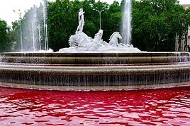Activistas de Greenpeace tiñen de rojo el agua de la fuente de Neptuno en protesta por la guerra en la Franja de Gaza.