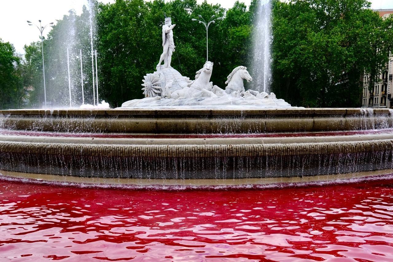 Activistas de Greenpeace tiñen de rojo el agua de la fuente de Neptuno para denunciar «el genocidio de Israel en Gaza»