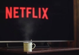 El logo de Netflix en la pantalla de un televisor.
