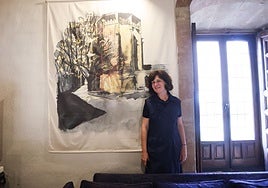 María Blanco-Cobaleda junto a un lienzo en la Casa de las Muertes.