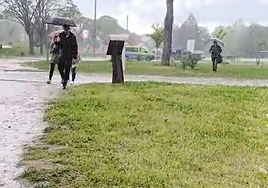 Imagen de varias personas resguardándose de las lluvias.