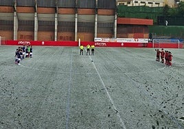 Imagen del minuto de silencio en recuerdo de Iker Arrue, el joven salmantino que falleció esta semana.