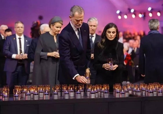 Los Reyes rinden tributo a las víctimas del Holocausto junto a supervivientes y una veintena de mandatarios en Auschwitz.