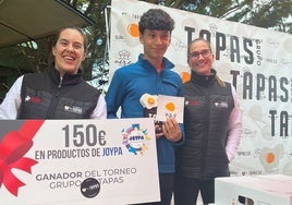 Soraya Sánchez y Paloma Rodríguez, junto al vencedor del torneo Gonzalo Álvarez