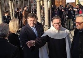 Algunas personalidades aguradan a entrar en la Basílica de la Anunciación.