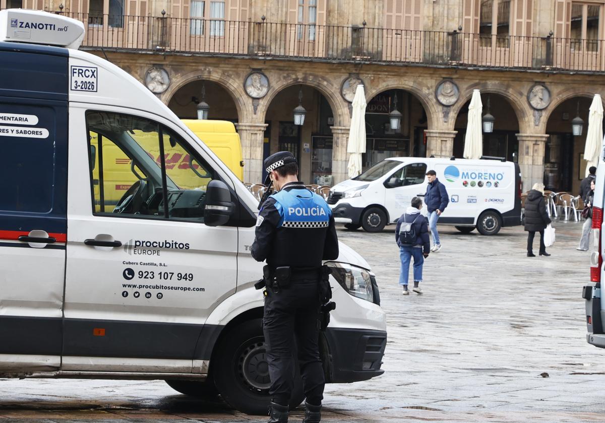 Imagen de archivo de un control policial en las zonas de carga y descarga.