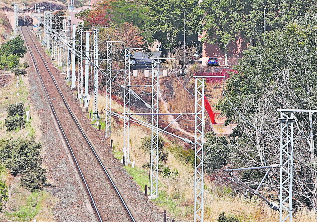 Un tramo de la línea de ferrocarril entre Salamanca y Portugal, en la que se ha producido el robo de catenaria.