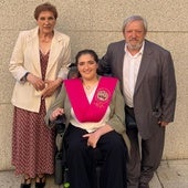 Celia junto a sus padres, María Jesús y Pelayo, el día de su graduación en el Palacio de Congresos el 26 de abril.