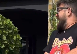 Imagen de 'Cocituber' a las puertas del restaurante con un pañuelo.