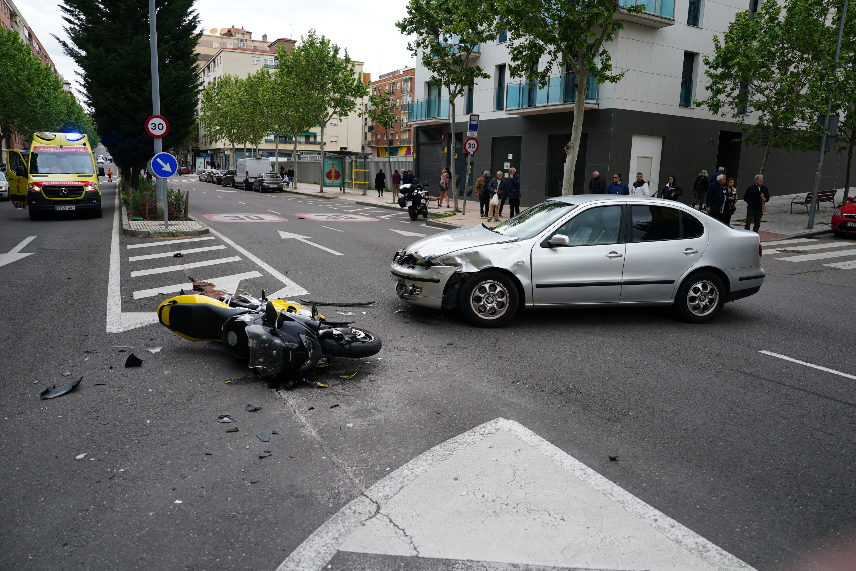 Así ha sido la brutal colisión con dos motoristas heridos en la avenida de Alfonso IX de León