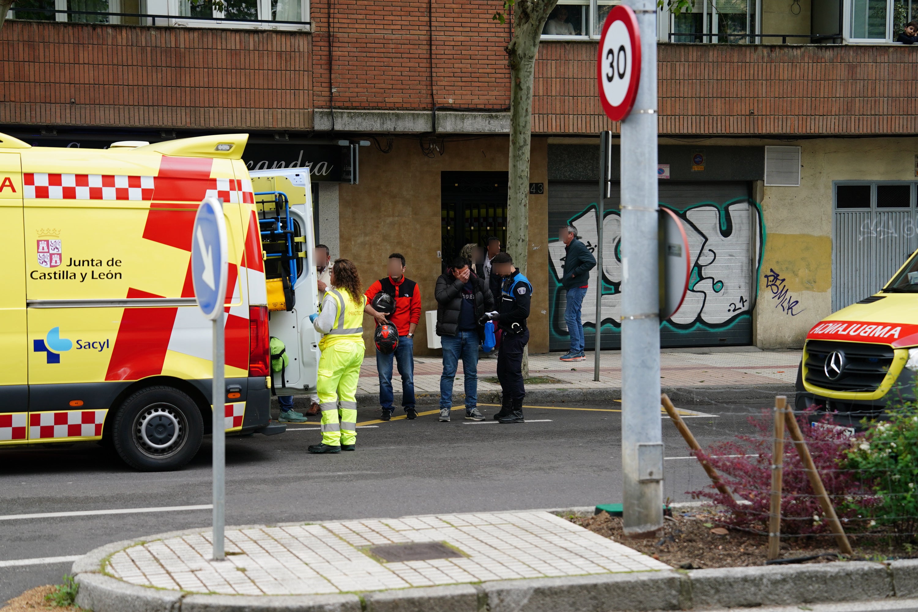 Así ha sido la brutal colisión con dos motoristas heridos en la avenida de Alfonso IX de León