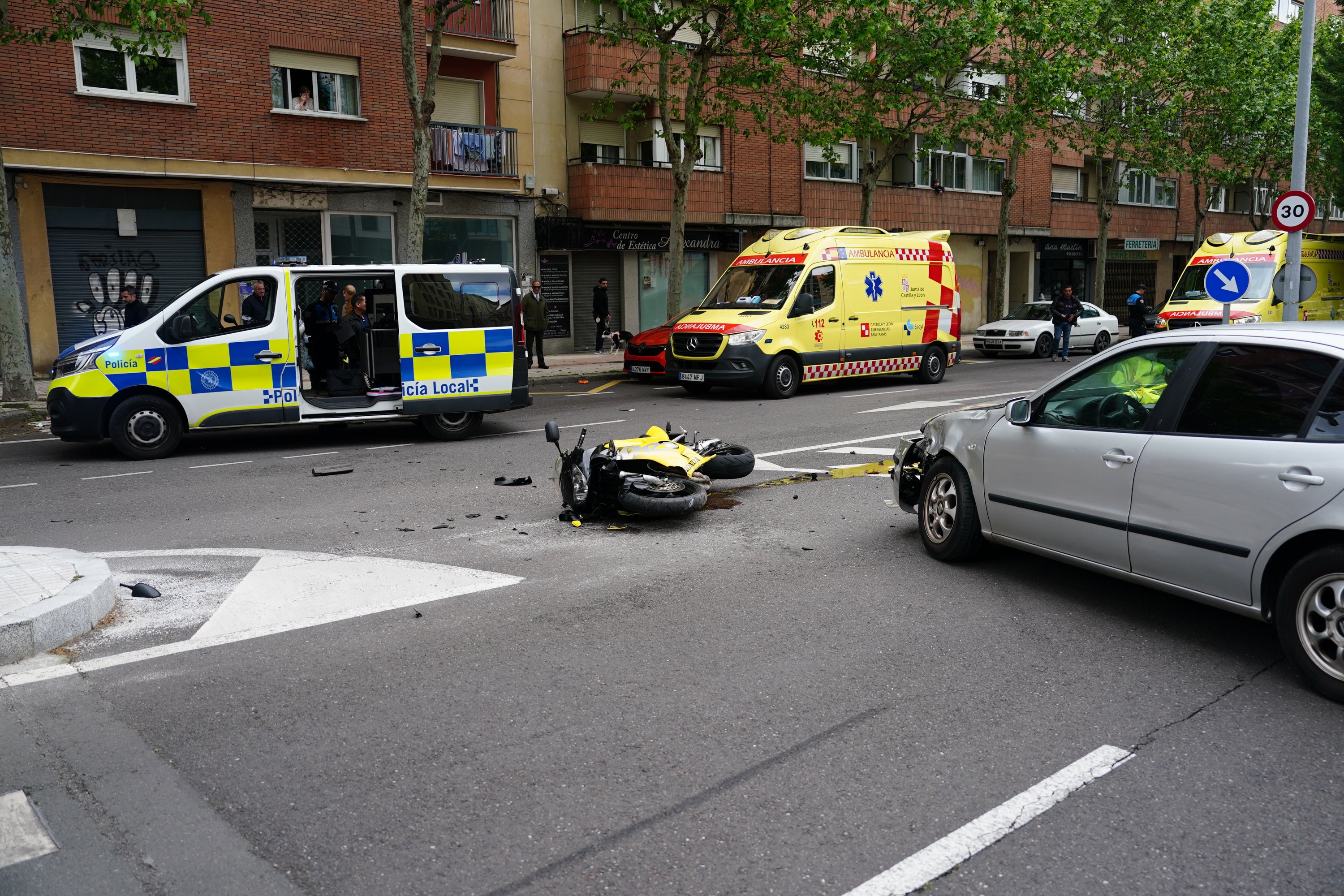 Así ha sido la brutal colisión con dos motoristas heridos en la avenida de Alfonso IX de León