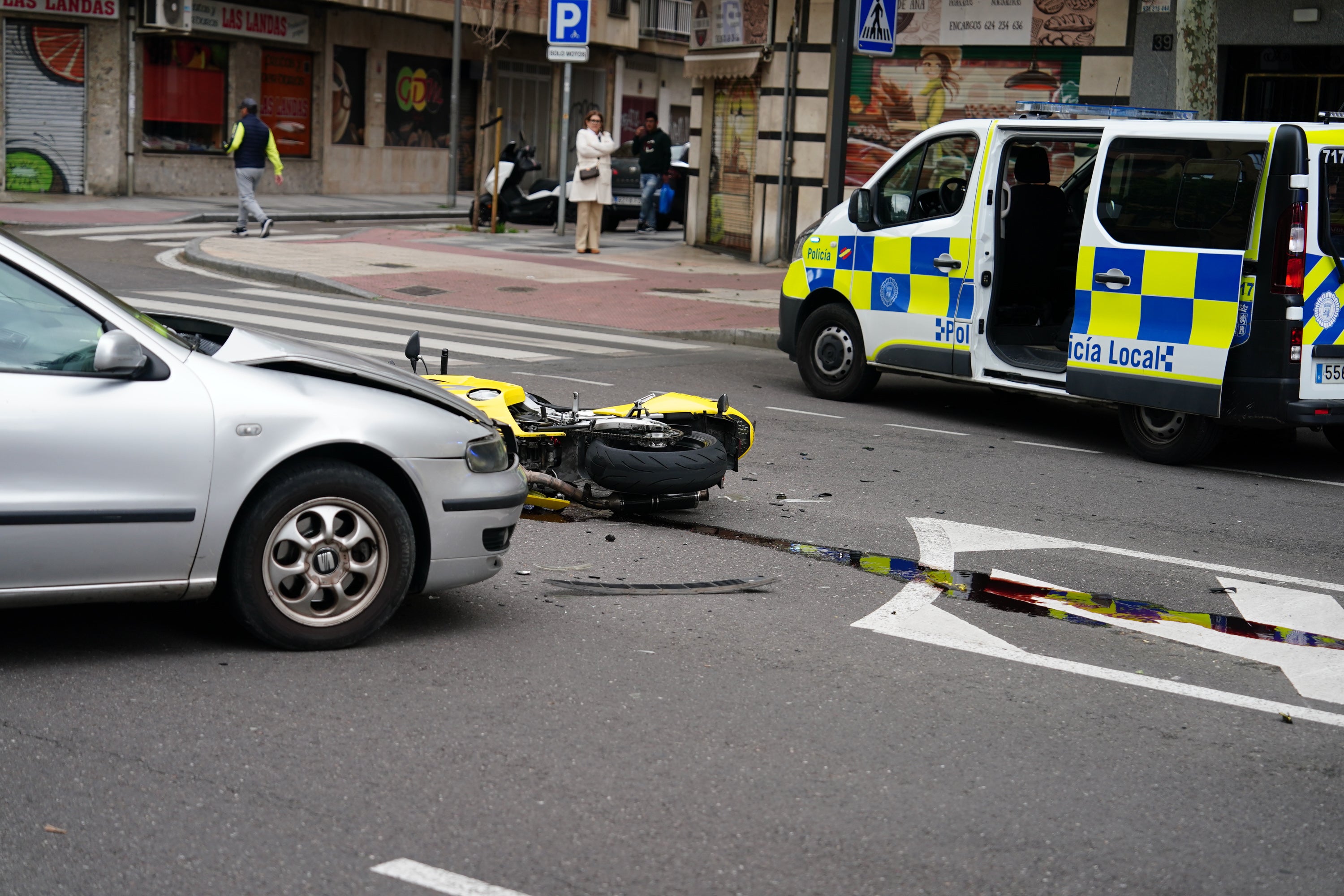Así ha sido la brutal colisión con dos motoristas heridos en la avenida de Alfonso IX de León