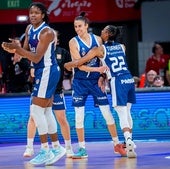 Fingall, Alba Torrens y Turner celebran una canasta durante el partido en el Príncipe Felipe.