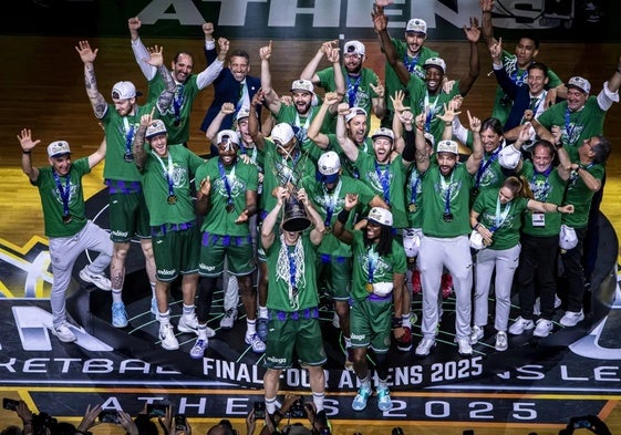 Celebración del Unicaja de Málaga en Atenas, con Alberto Miranda en la parte derecha.