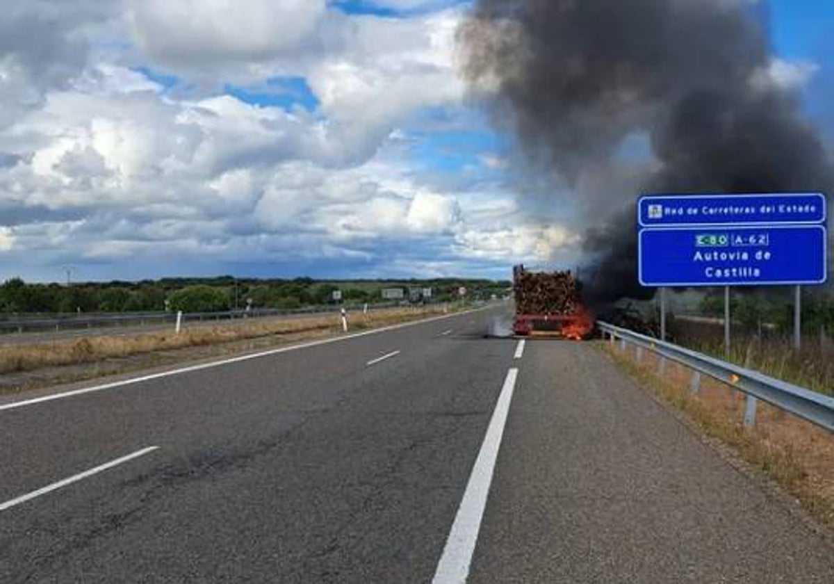 Así han intervenido los Bomberos en el incendio de un camión en la A-62