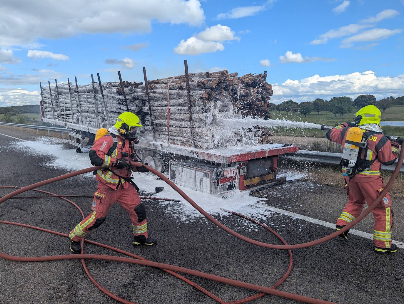 Así han intervenido los Bomberos en el incendio de un camión en la A-62