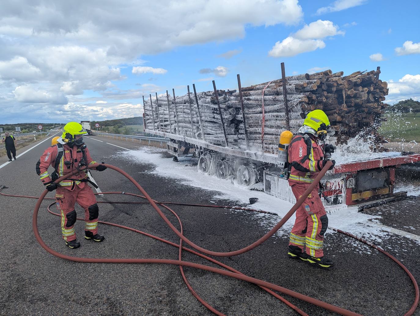 Así han intervenido los Bomberos en el incendio de un camión en la A-62