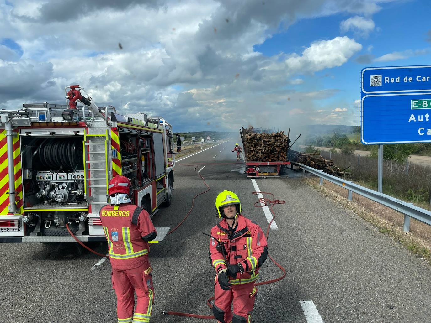 Así han intervenido los Bomberos en el incendio de un camión en la A-62