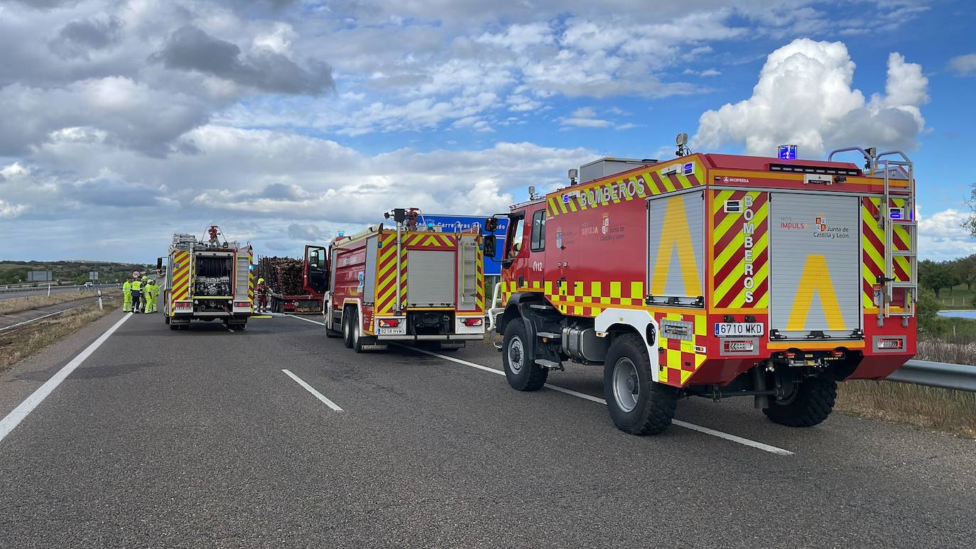 Así han intervenido los Bomberos en el incendio de un camión en la A-62