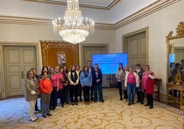 Personas de Afibrosal arropadas por representantes de otras entidades.